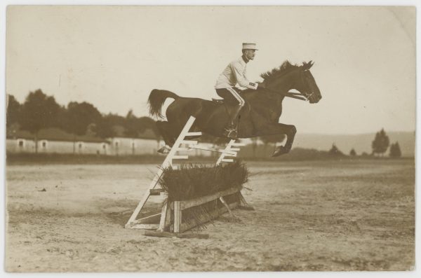 Carte Ancienne Photographie - Saut d'obstacle - Armée - Uniforme - Lieutenant de Chasseurs à cheval vers 1914.