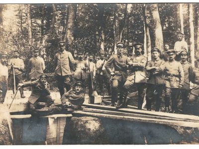 Carte Ancienne Photographie - Guerre 14/18 - Armée Allemande - Infanterie - Prusse / Alsaciens - Conscription - Casque à Pointe - Barbe- Tranchée 1917 - Forêt