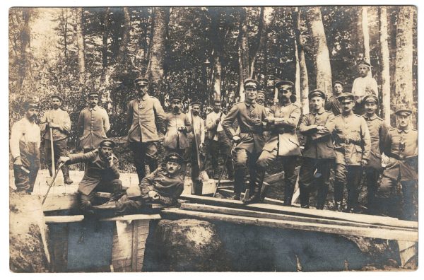 Carte Ancienne Photographie - Guerre 14/18 - Armée Allemande - Infanterie - Prusse / Alsaciens - Conscription - Casque à Pointe - Barbe- Tranchée 1917 - Forêt