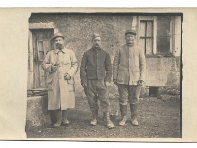 Photo Carte Postale - Guerre 14 - Infanterie - Poilu - Fantassin - Escouade - Uniforme - Soldat - Quartier - Manoeuvre - Arrière - Ferme