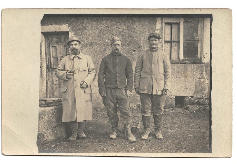 Photo Carte Postale - Guerre 14 - Infanterie - Poilu - Fantassin - Escouade - Uniforme - Soldat - Quartier - Manoeuvre - Arrière - Ferme