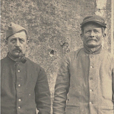 Photo Carte Postale - Guerre 14 - Infanterie - Poilu - Fantassin - Escouade - Uniforme - Soldat - Quartier - Manoeuvre - Arrière - Ferme