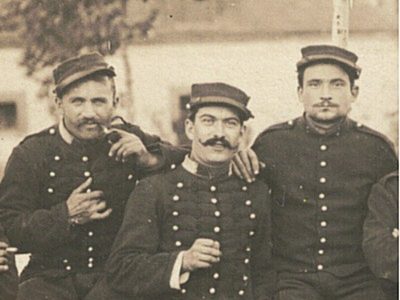 Photo Carte Postale - Guerre 14 - Cavalerie - Lancier de la Ligne - Officiers - Uniforme - Soldat - Quartier