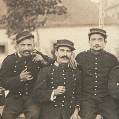 Photo Carte Postale - Guerre 14 - Cavalerie - Lancier de la Ligne - Officiers - Uniforme - Soldat - Quartier