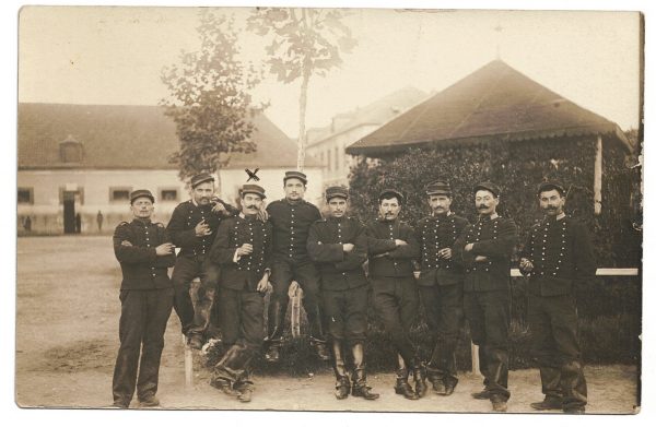 Photo Carte Postale - Guerre 14 - Cavalerie - Lancier de la Ligne - Officiers - Uniforme - Soldat - Quartier