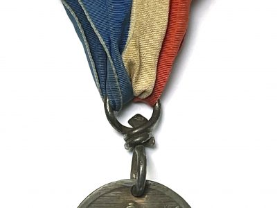 Médaille - Objet de tranchée érotique - Femme nue - Gravure artistique - Artisanat de tranchée - Poilu - Casque - Guerre 14/18