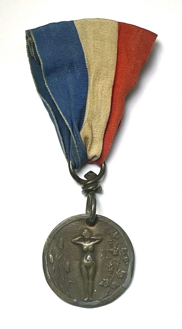 Médaille - Objet de tranchée érotique - Femme nue - Gravure artistique - Artisanat de tranchée - Poilu - Casque - Guerre 14/18