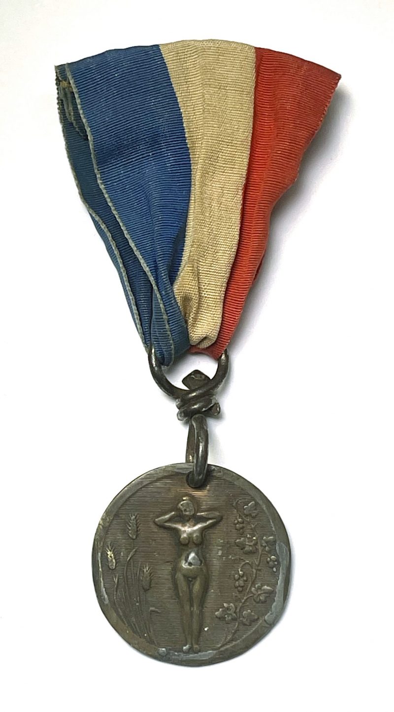 Médaille - Objet de tranchée érotique - Femme nue - Gravure artistique - Artisanat de tranchée - Poilu - Casque - Guerre 14/18