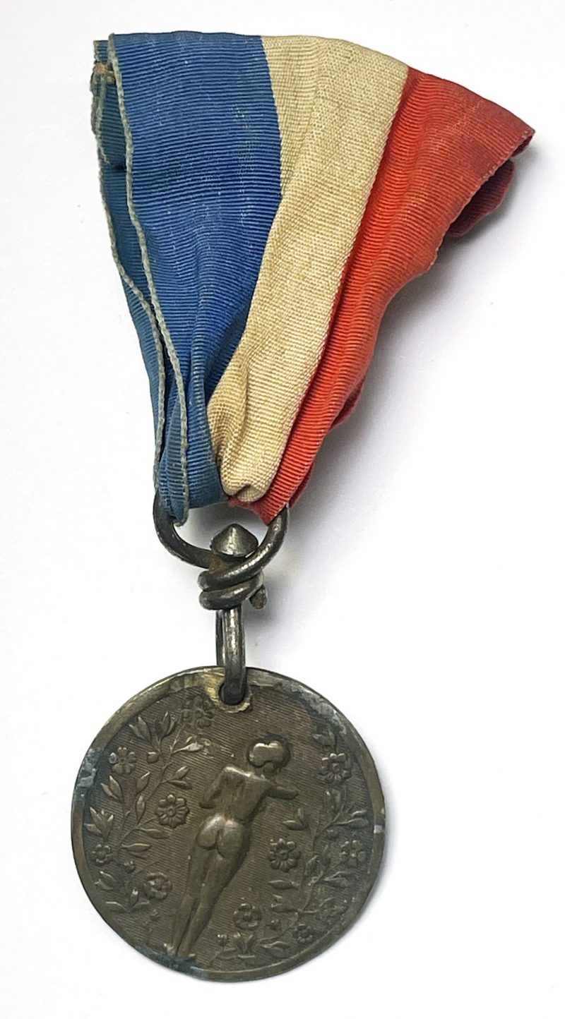 Médaille - Objet de tranchée érotique - Femme nue - Gravure artistique - Artisanat de tranchée - Poilu - Casque - Guerre 14/18