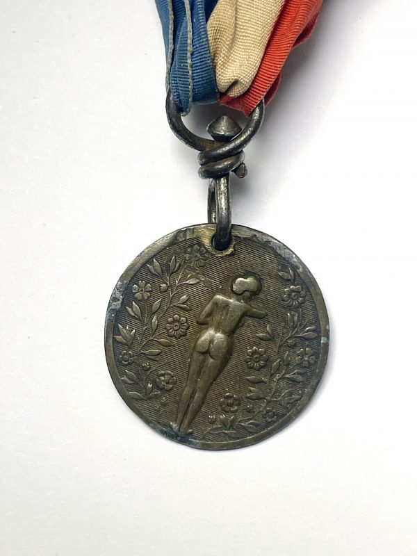 Médaille - Objet de tranchée érotique - Femme nue - Gravure artistique - Artisanat de tranchée - Poilu - Casque - Guerre 14/18
