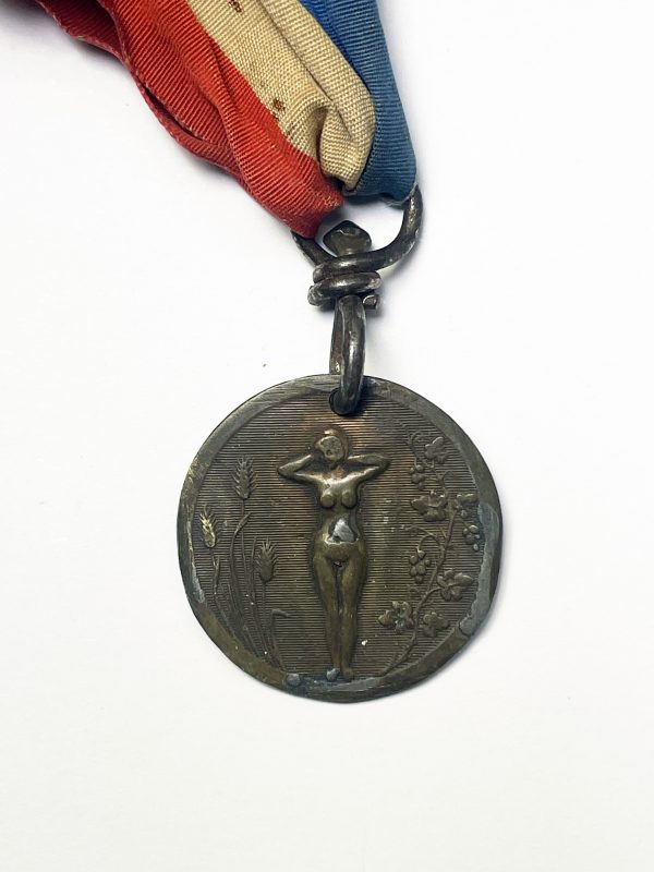 Médaille - Objet de tranchée érotique - Femme nue - Gravure artistique - Artisanat de tranchée - Poilu - Casque - Guerre 14/18