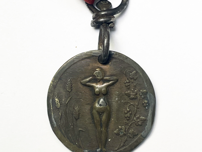 Médaille - Objet de tranchée érotique - Femme nue - Gravure artistique - Artisanat de tranchée - Poilu - Casque - Guerre 14/18