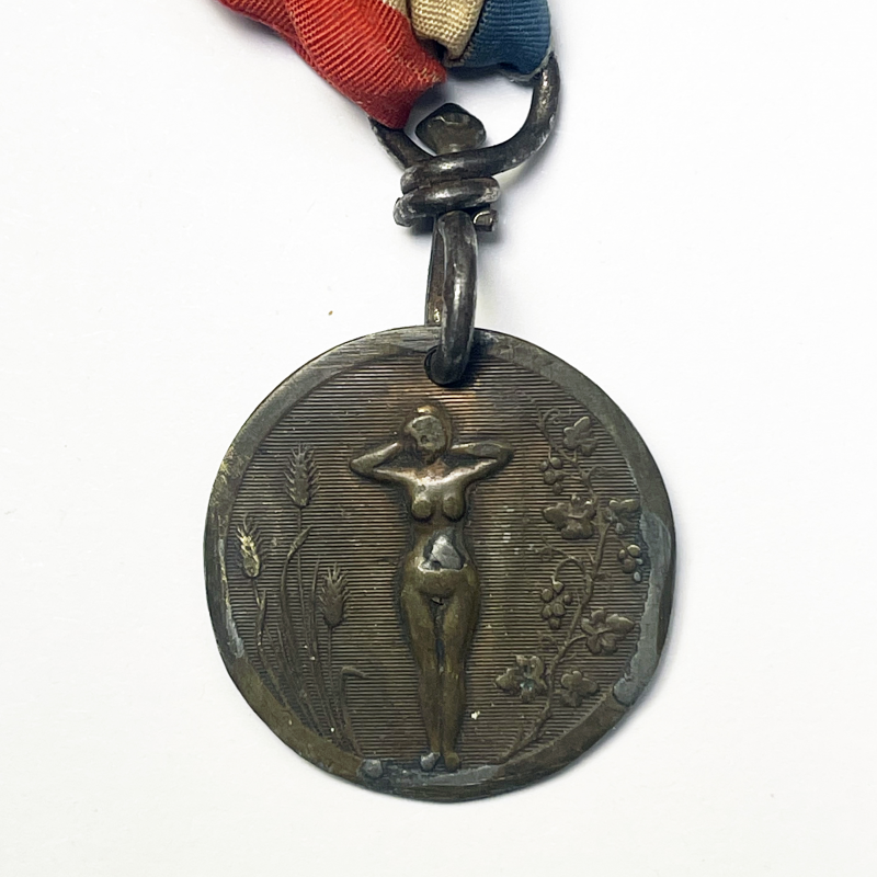 Médaille - Objet de tranchée érotique - Femme nue - Gravure artistique - Artisanat de tranchée - Poilu - Casque - Guerre 14/18