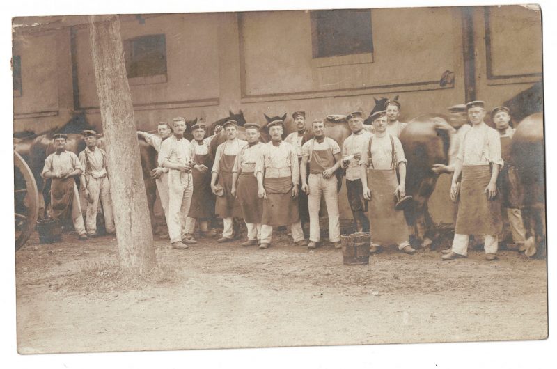 Photo Carte Postale - Armée Allemande - Manoeuvre - Uniforme - Écurie - Palefrenier - Caserne