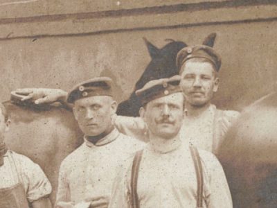 Photo Carte Postale - Armée Allemande - Manoeuvre - Uniforme - Écurie - Palefrenier - Caserne