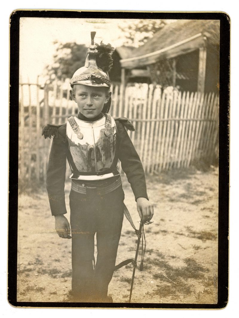 Photo Enfant Costume Militaire Cuirassier - Guerre 14/18 - Propagande militaire - Education militaire - Uniforme - Jeu