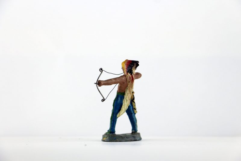 Figurine En Composition Indien Plume Western Etats Unis Plaine