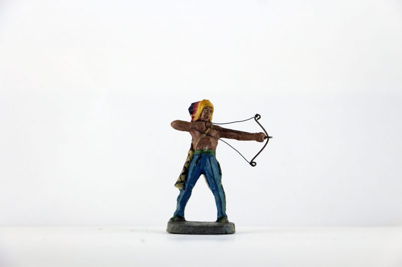 Figurine En Composition Indien Plume Western Etats Unis Plaine