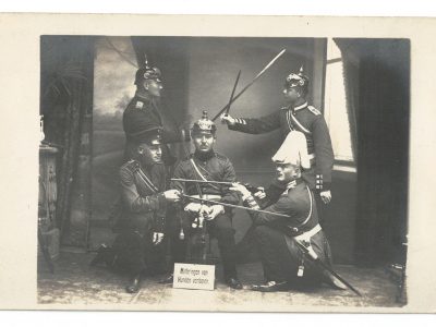 Photo Carte Postale - Soldats Allemands - Garnison - Berlin - Uniforme - Casque à Pointe - Jeu - Photographie atelier - 1913