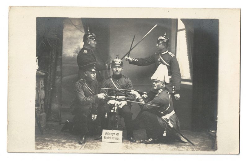 Photo Carte Postale - Soldats Allemands - Garnison - Berlin - Uniforme - Casque à Pointe - Jeu - Photographie atelier - 1913