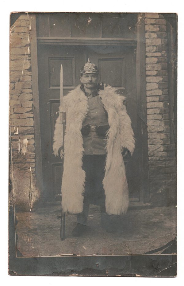 Photo Carte Postale - Soldats Allemands - Uniforme - Casque à Pointe - Infanterie - Manteau en peau - Fourrure