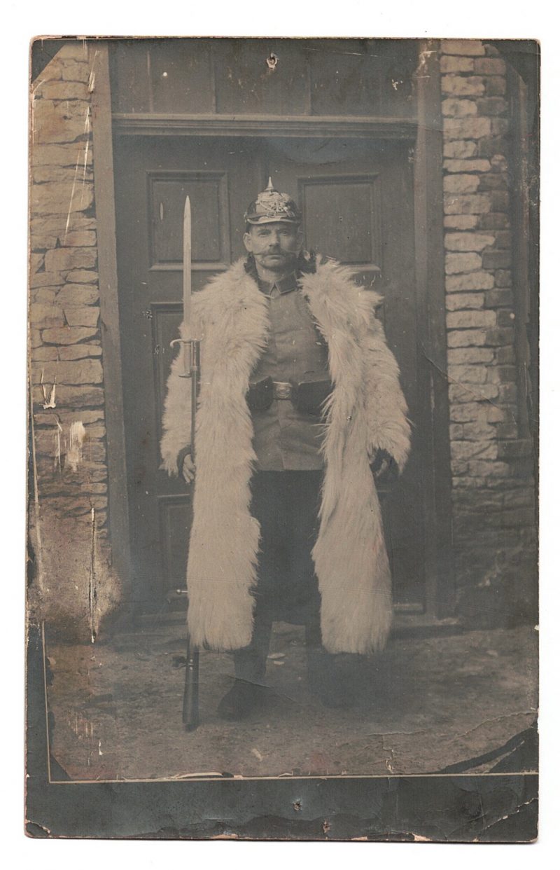 Photo Carte Postale - Soldats Allemands - Uniforme - Casque à Pointe - Infanterie - Manteau en peau - Fourrure