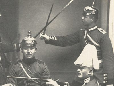 Photo Carte Postale - Soldats Allemands - Garnison - Berlin - Uniforme - Casque à Pointe - Jeu - Photographie atelier - 1913