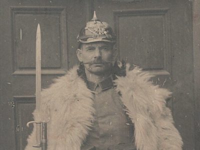 Photo Carte Postale - Soldats Allemands - Uniforme - Casque à Pointe - Infanterie - Manteau en peau - Fourrure