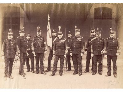Photographie - Militaire Uniforme 1890 - Armée Française - Infanterie - Officiers - France - Drapeau - Troisième République