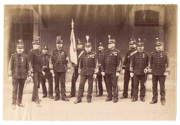 Photographie - Militaire Uniforme 1890 - Armée Française - Infanterie - Officiers - France - Drapeau - Troisième République