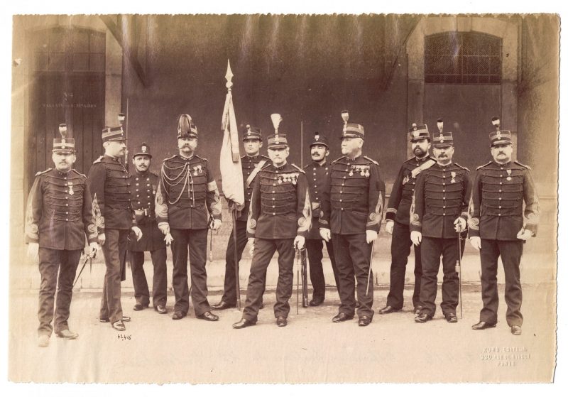 Photographie - Militaire Uniforme 1890 - Armée Française - Infanterie - Officiers - France - Drapeau - Troisième République