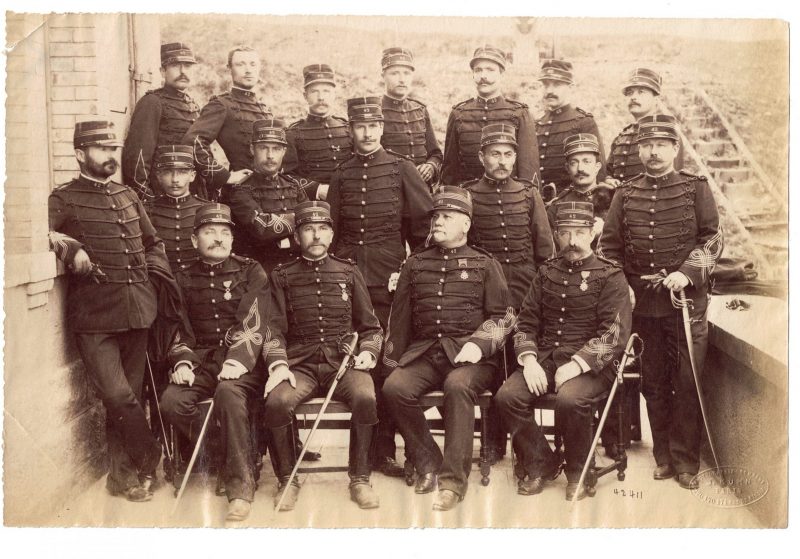 Photographie - Militaire Uniforme 1890 - Armée Française - Infanterie - Officiers - France - Drapeau - Troisième République