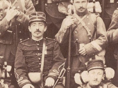 Photographie - Militaire Uniforme 1890 - Armée Française - Infanterie - Officiers - France - Drapeau - Troisième République