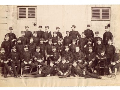 Photographie - Militaire Uniforme 1890 - Armée Française - Artillerie - Officiers - France - Drapeau - Troisième République