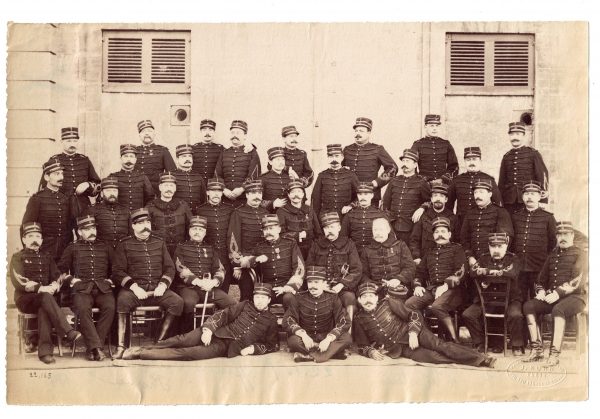 Photographie - Militaire Uniforme 1890 - Armée Française - Artillerie - Officiers - France - Drapeau - Troisième République