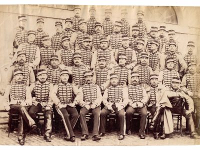 Photographie - Militaire Uniforme 1890 - Armée Française - Chasseurs - Sous Officiers - France - Drapeau - Troisième République