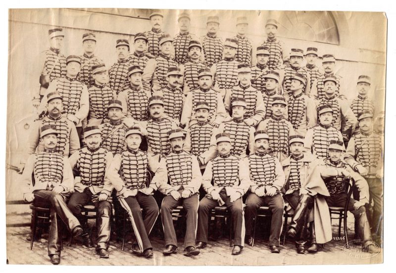 Photographie - Militaire Uniforme 1890 - Armée Française - Chasseurs - Sous Officiers - France - Drapeau - Troisième République