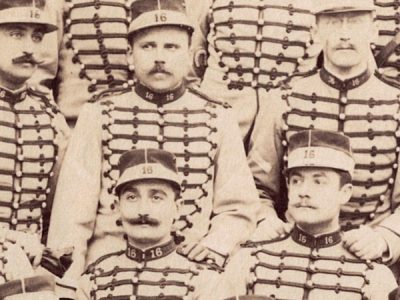 Photographie - Militaire Uniforme 1890 - Armée Française - Chasseurs - Sous Officiers - France - Drapeau - Troisième République