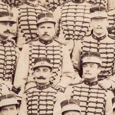 Photographie - Militaire Uniforme 1890 - Armée Française - Chasseurs - Sous Officiers - France - Drapeau - Troisième République