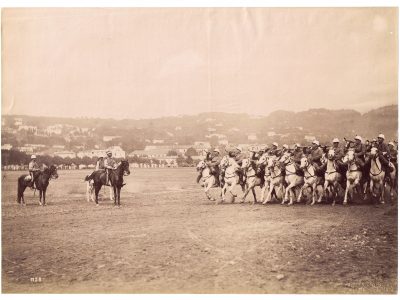 Photographie - Militaire Uniforme 1890 - Armée Française - Chasseurs D'Afrique - Defilé - France - Drapeau - Troisième République