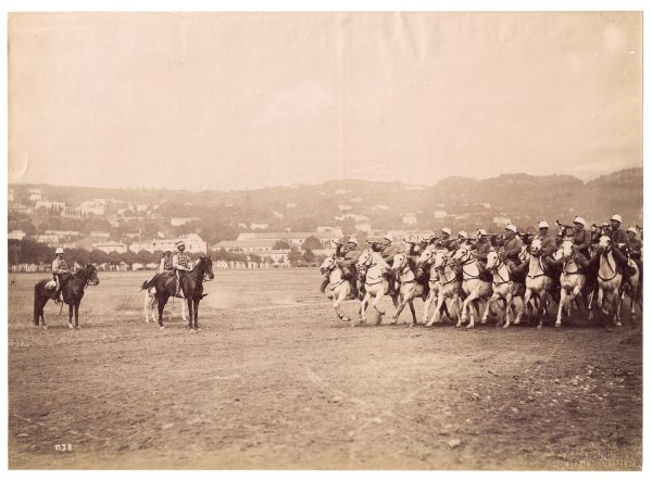Photographie - Militaire Uniforme 1890 - Armée Française - Chasseurs D'Afrique - Defilé - France - Drapeau - Troisième République