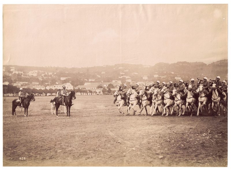 Photographie - Militaire Uniforme 1890 - Armée Française - Chasseurs D'Afrique - Defilé - France - Drapeau - Troisième République