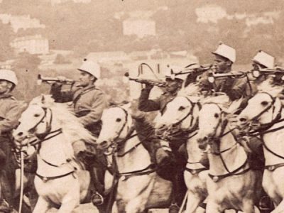 Photographie - Militaire Uniforme 1890 - Armée Française - Chasseurs D'Afrique - Defilé - France - Drapeau - Troisième République