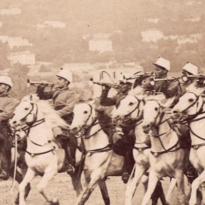 Photographie - Militaire Uniforme 1890 - Armée Française - Chasseurs D'Afrique - Defilé - France - Drapeau - Troisième République