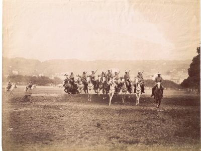 Photographie - Militaire Uniforme 1890 - Armée Française - Chasseurs D'Afrique - Defilé - France - Drapeau - Troisième République