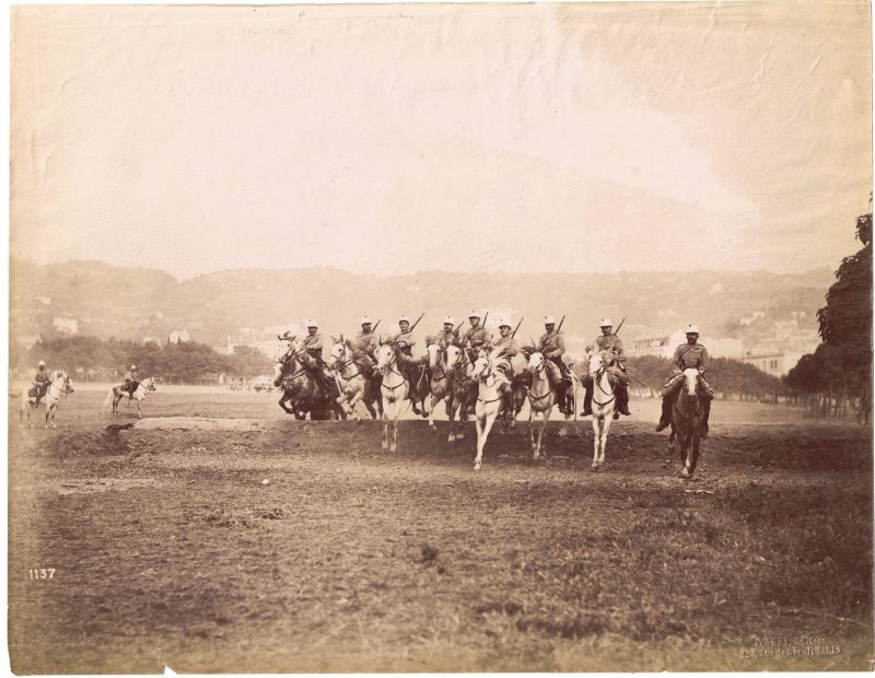 Photographie - Militaire Uniforme 1890 - Armée Française - Chasseurs D'Afrique - Defilé - France - Drapeau - Troisième République