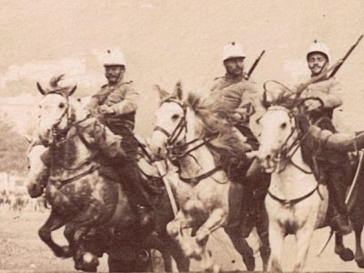 Photographie - Militaire Uniforme 1890 - Armée Française - Chasseurs D'Afrique - Defilé - France - Drapeau - Troisième République