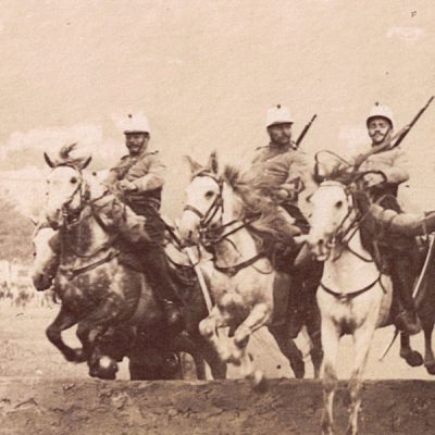 Photographie - Militaire Uniforme 1890 - Armée Française - Chasseurs D'Afrique - Defilé - France - Drapeau - Troisième République