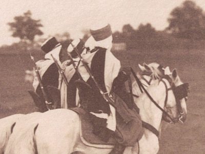 Photographie - Militaire Uniforme 1890 - Armée Française - Spahis - Defilé - France - Drapeau - Troisième République - Officiers