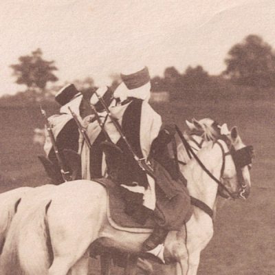 Photographie - Militaire Uniforme 1890 - Armée Française - Spahis - Defilé - France - Drapeau - Troisième République - Officiers